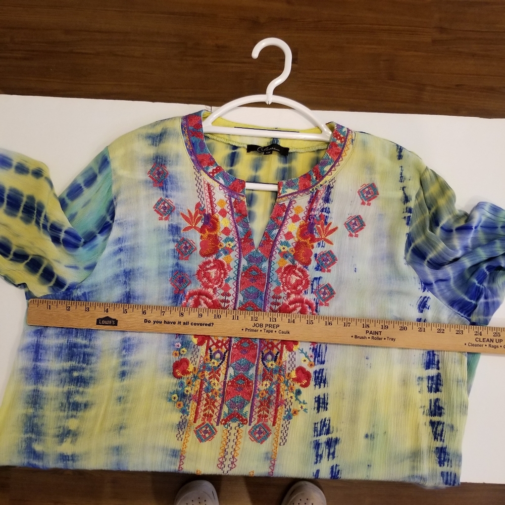 Calessa Top Women's 1X Floral Embroidered Tye Dye V-Neck 3/4 Roll Tab Sleeve - Picture 7 of 10